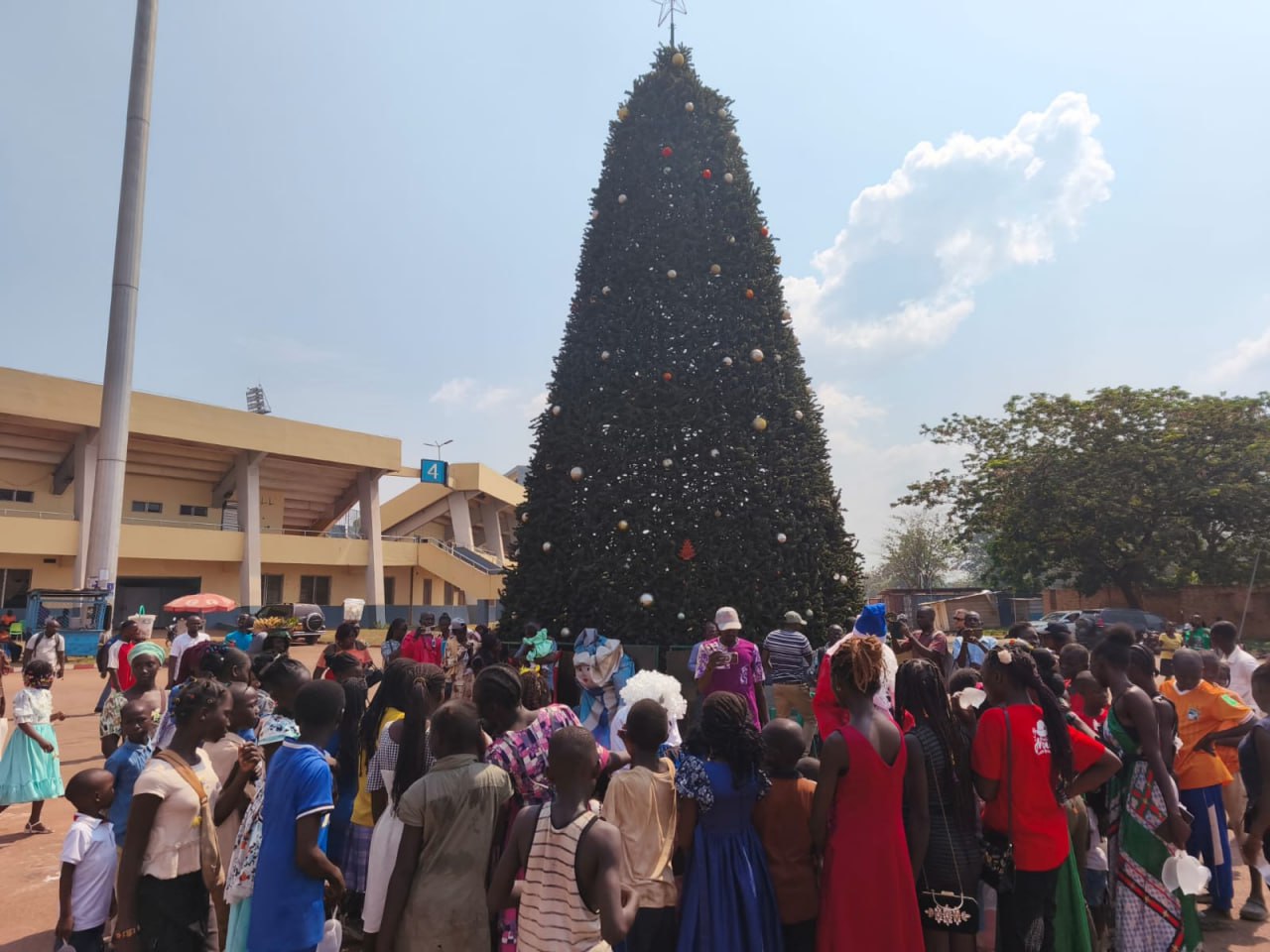 La mission russe en Centrafrique offre des cadeaux aux enfants du personnel de la Radio Lengo Songo