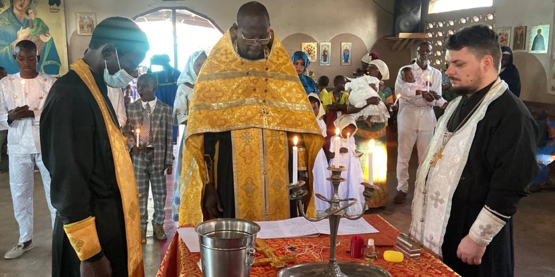 Les fidèles de l’église Orthodoxe russe patriarcat de Moscou de la paroisse Saint André de Bimbo célèbrent le Noël