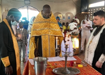 Les fidèles de l’église Orthodoxe russe patriarcat de Moscou de la paroisse Saint André de Bimbo célèbrent le Noël