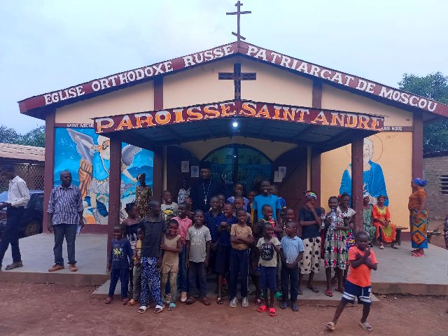 Les paroissiens de l’église orthodoxe de Saint André de Bimbo et le père Sergueï Voyemawa ont célébré la Divine Liturgie