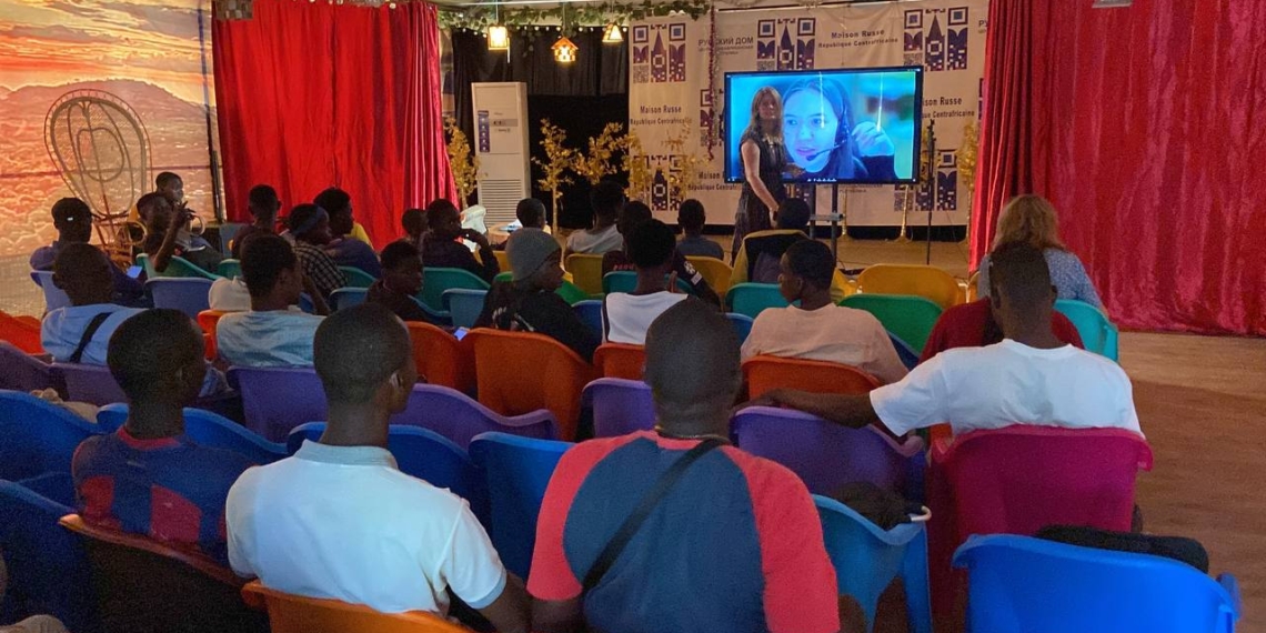 Une journée d’échange en ligne entre les étudiants Centrafricains et ceux de l’Université de Saint-Pétersbourg à la Maison Russe de Bangui