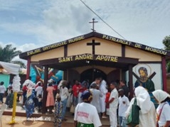 Les fidèles de l’église orthodoxe Saint André Patriarcat de Moscou de Bimbo célèbrent la Pâque