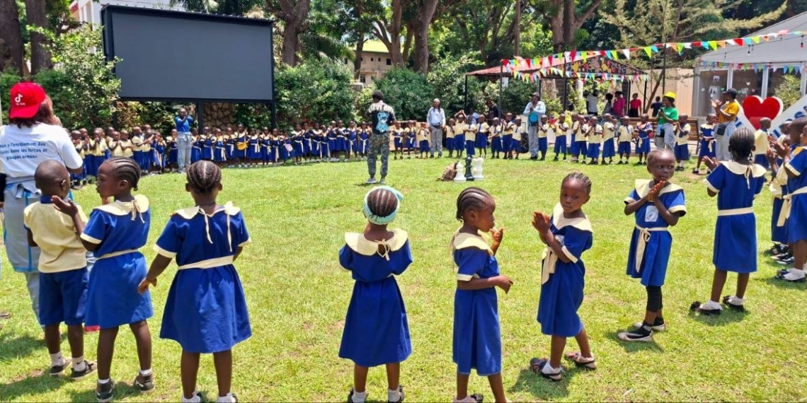 Plus de 150 enfants âgés de 5 ans du groupe scolaire Saint-Clair rendent visite à la Maison Russe à Bangui