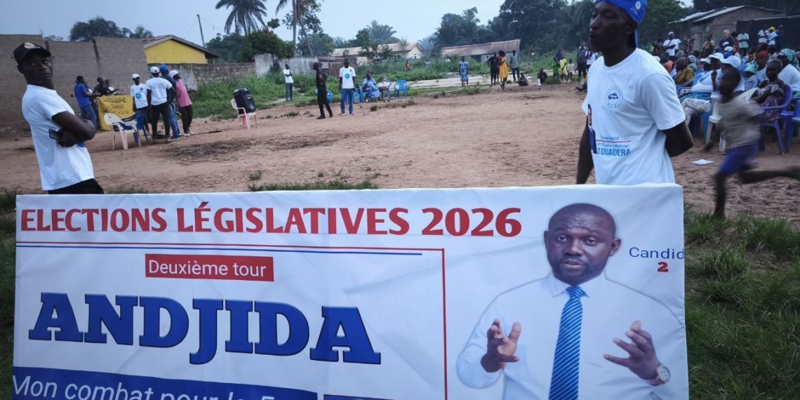 Elections législatives 5ème II : le candidat Davy Yannick Andjida fait la porte à porte au dernier jour de campagne dans sa circonscription