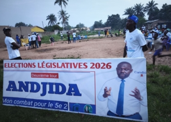 Elections législatives 5ème II : le candidat Davy Yannick Andjida fait la porte à porte au dernier jour de campagne dans sa circonscription