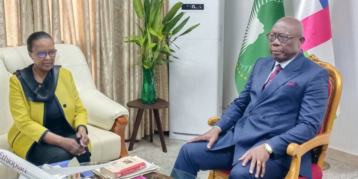Le Premier Ministre Centrafricain Félix Moloua et la Cheffe de la MINUSCA Valentine Rugwabiza discutent sur la reconfiguration de ladite mission