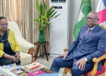 Le Premier Ministre Centrafricain Félix Moloua et la Cheffe de la MINUSCA Valentine Rugwabiza discutent sur la reconfiguration de ladite mission