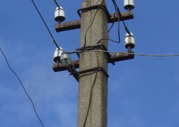 Bangui : des habitants de Dédéngué 5 alertent sur un poteau électrique menaçant de s’effondrer