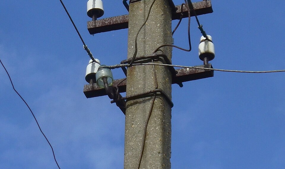 Bangui : des habitants de Dédéngué 5 alertent sur un poteau électrique menaçant de s’effondrer