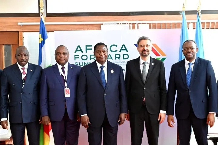 Le sommet France-Afrique, dit « Africa Forward », un coup d’épée dans l’eau