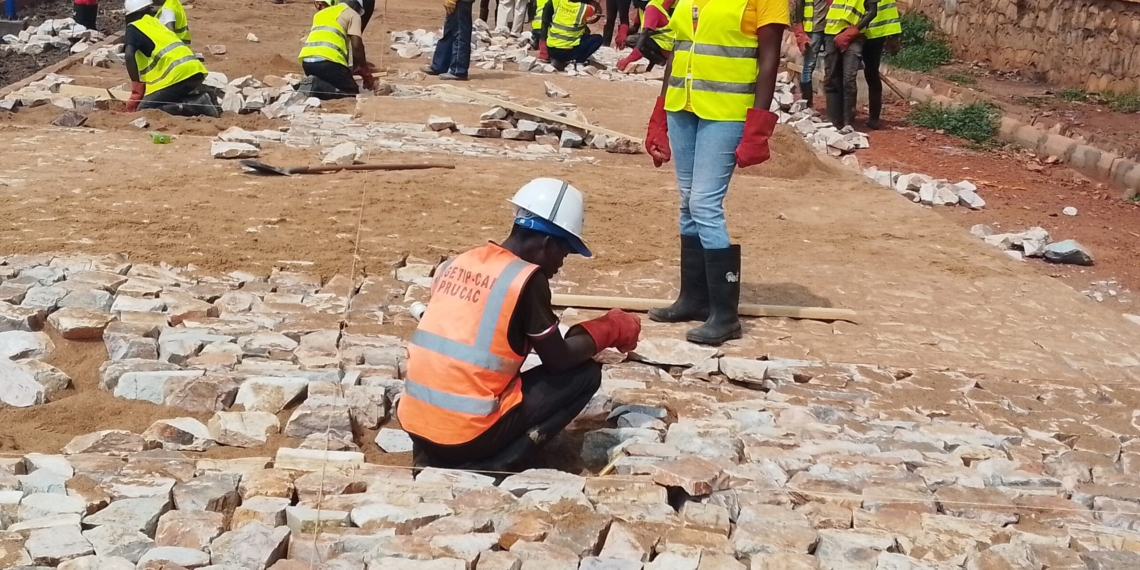 Ouf de soulagement pour la population du 2ème arrondissement : les travaux de réhabilitation des caniveaux avancent normalement  
