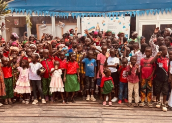 75 enfants de l’Ecole du Dimanche de l’Église Apostolique de Brazza découvrent la Maison Russe de Bangui