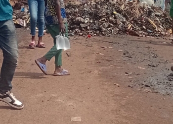 Les jeunes du quartier Basse-Kotto se mobilisent pour barrer la route à la menace d’inondation dans leur secteur