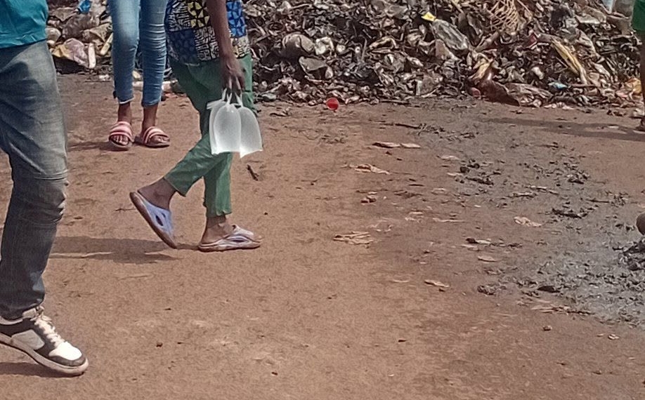Les jeunes du quartier Basse-Kotto se mobilisent pour barrer la route à la menace d’inondation dans leur secteur