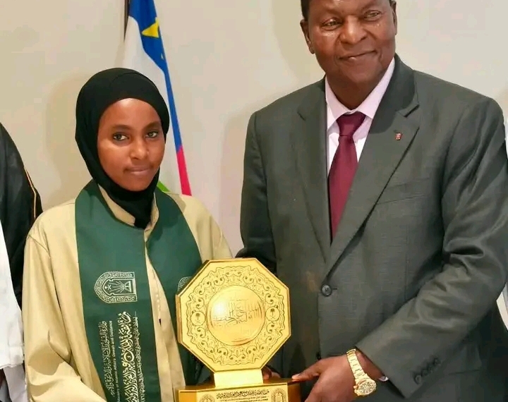 Kaltouma Kabaro, 3ème au concours international de Coran, reçue par le Président Touadéra