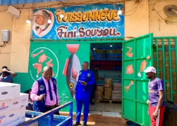 Le ministère centrafricain du Commerce ferme une poissonnerie au centre-ville de Bangui