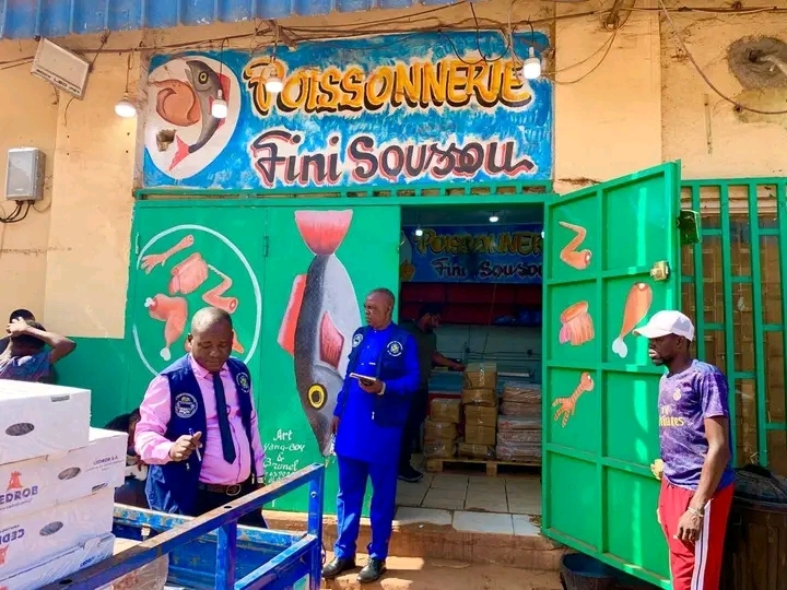 Le ministère centrafricain du Commerce ferme une poissonnerie au centre-ville de Bangui