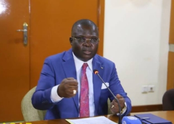 Au nom de qui Monsieur Dologuélé qui n’est ni Centrafricain ni Français va continuer à voter des lois à l’Assemblée Nationale ?