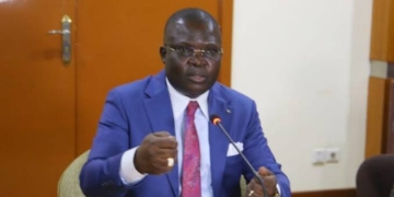 Au nom de qui Monsieur Dologuélé qui n’est ni Centrafricain ni Français va continuer à voter des lois à l’Assemblée Nationale ?