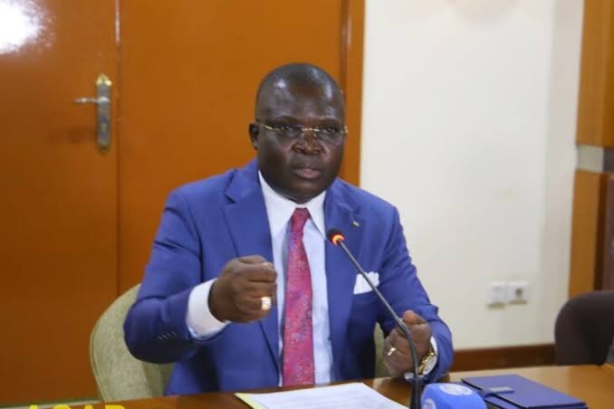 Au nom de qui Monsieur Dologuélé qui n’est ni Centrafricain ni Français va continuer à voter des lois à l’Assemblée Nationale ?