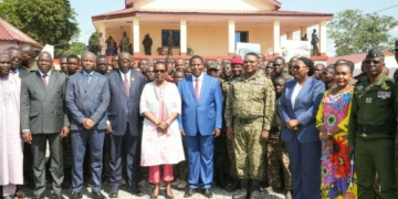 Le Président Touadéra prend part au repas de corps pour renforcer la cohésion entre les forces de défense et de sécurité et les alliés russes et rwandais