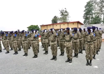 50 élèves sous-officiers de la 8ᵉ promotion présentés au drapeau au camp Kassaï