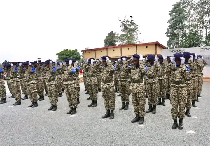50 élèves sous-officiers de la 8ᵉ promotion présentés au drapeau au camp Kassaï