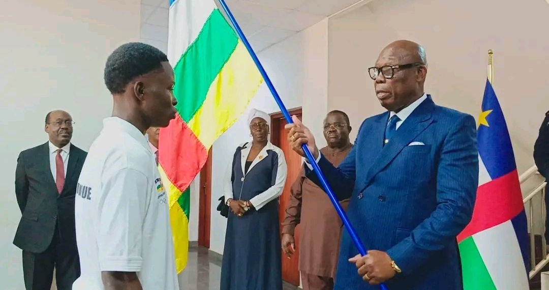 Jeux Olympiques de la Jeunesse de Dakar au Sénégal, le premier ministre remet l’Etendard national aux Fauves avant leurs départs