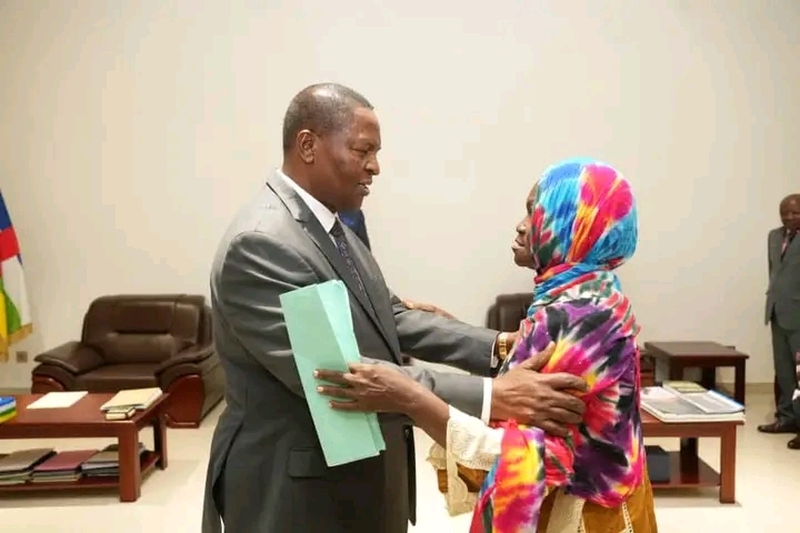 Centrafrique : après onze mois de captivité, les trois ex-otages de Bambouti reçus par Touadéra