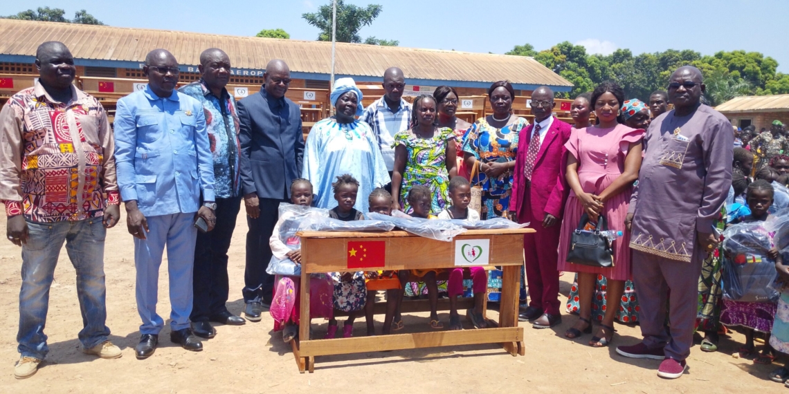 Éducation : la Fondation CRI de cœur d’une mère équipe l’école Bala Aéroport en kits scolaires et tables-bancs