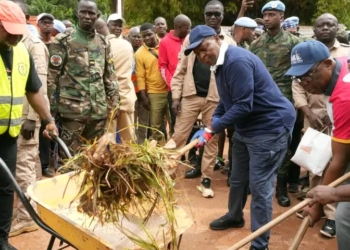 Kwa Ti Kodro : Touadéra mobilise étudiants et citoyens pour assainir Bangui et lutter contre les inondations