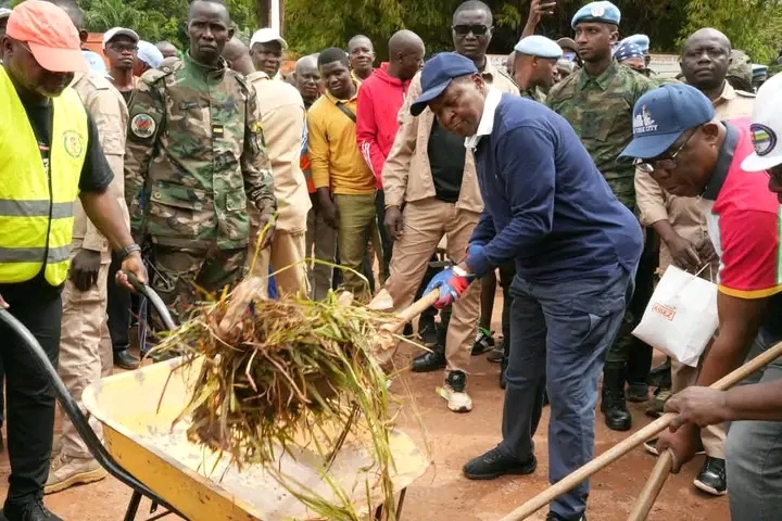 Kwa Ti Kodro : Touadéra mobilise étudiants et citoyens pour assainir Bangui et lutter contre les inondations