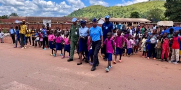 À Bangui, les enfants égarés inquiètent de plus en plus : entre travail précoce et longs trajets scolaires