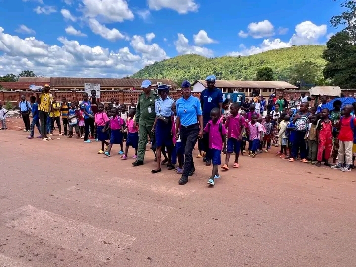 À Bangui, les enfants égarés inquiètent de plus en plus : entre travail précoce et longs trajets scolaires