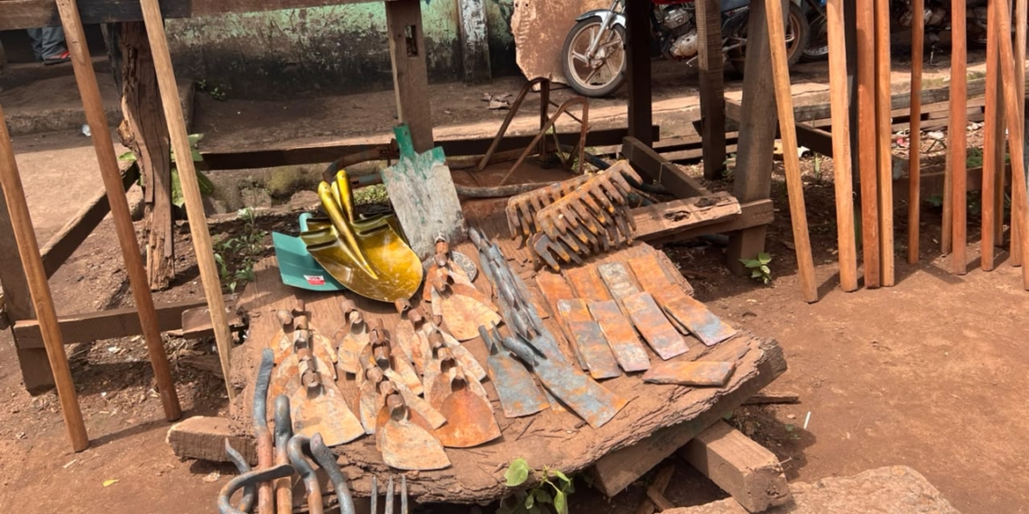 Bangui : entre baisse de la clientèle et hausse du prix du fer, les forgerons luttent pour survivre