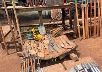 Bangui : entre baisse de la clientèle et hausse du prix du fer, les forgerons luttent pour survivre